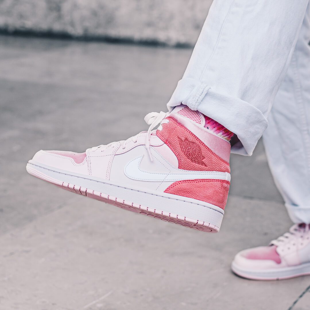 Mid digital best sale pink jordan 1